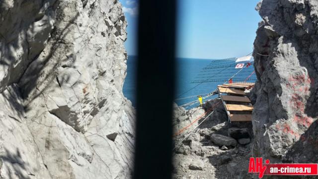 Недавно построенный мост сломался в оккупированном Симеизе 02 Недавно построенный мост сломался в оккупированном Симеизе 02
