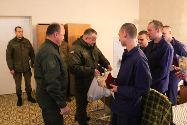 Командування Нацгвардії відвідало в госпіталі військовослужбовців, які постраждали внаслідок сутичок під Жовтневим палацом 03
