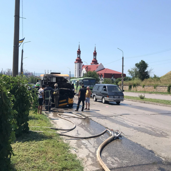 Маршрутка загорелась на ходу в Бердянске 07
