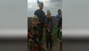 "Слава Україні! Скажіть "паляниця", - діти з іграшковою зброєю влаштували блокпост та перевіряли водіїв поблизу села Соколівка на Хмельниччині. ВIДЕО
