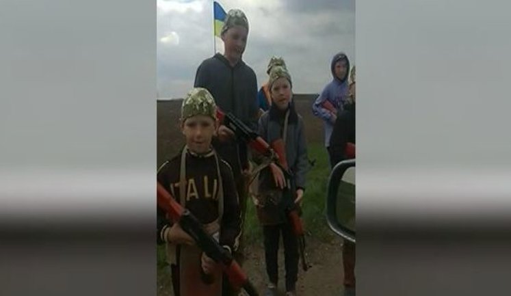 "Слава Україні! Скажіть "паляниця", - діти з іграшковою зброєю влаштували блокпост та перевіряли водіїв поблизу села Соколівка на Хмельниччині. ВIДЕО