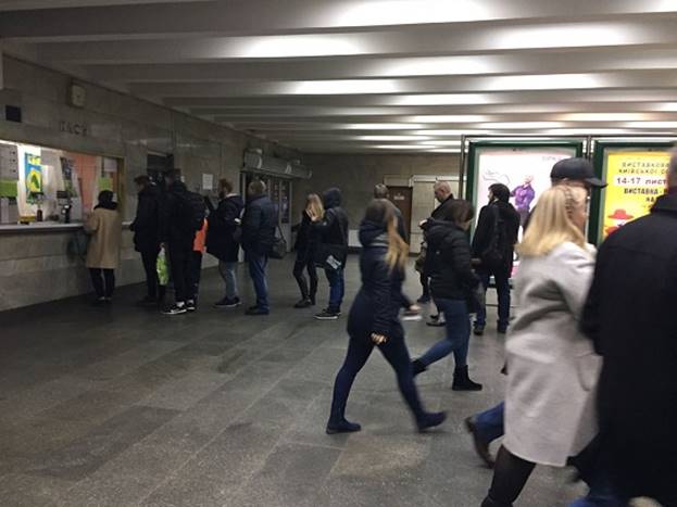 Полиция проверяет сообщения о заминировании Святошинско-Броварской линии метро и палаточного городка на Майдане 03 Полиция проверяет сообщения о заминировании Святошинско-Броварской линии метро и палаточного городка на Майдане 03