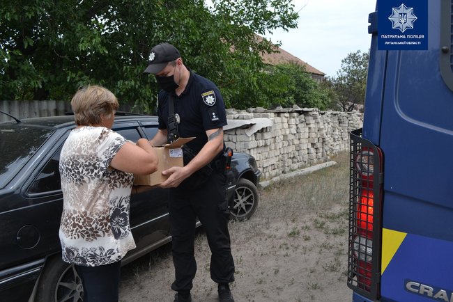 Патрульні і рятувальники доставляють воду і продукти постраждалим від пожежі на Луганщині 01