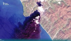 У російському Туапсе горить НПЗ після атаки дронів. СУПУТНИКОВЕ ФОТО