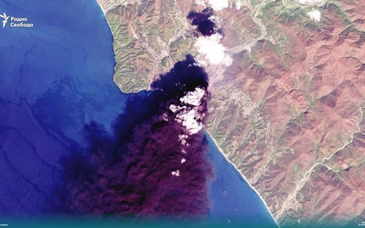 У російському Туапсе горить НПЗ після атаки дронів. СУПУТНИКОВЕ ФОТО