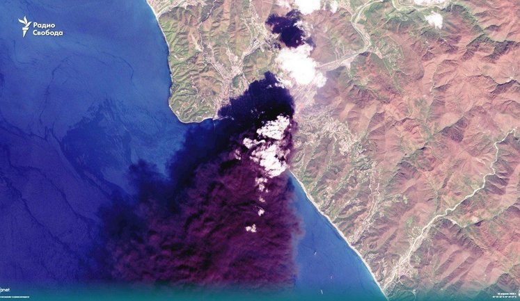 У російському Туапсе горить НПЗ після атаки дронів. СУПУТНИКОВЕ ФОТО