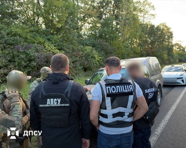 Draft dodgers in uniform and a flight to Moldova: a trafficker has been exposed in the Lviv region