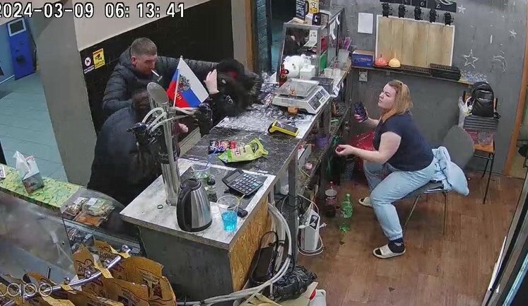 П’яний "Z-патріот" побив двох росіянок, бо думав, що вони говорять українською. ВIДЕО