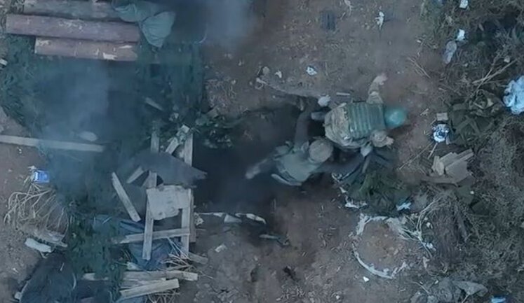 Четверо окупантів тікають бур’янами з позиції після атаки українського дрона. ВIДЕО