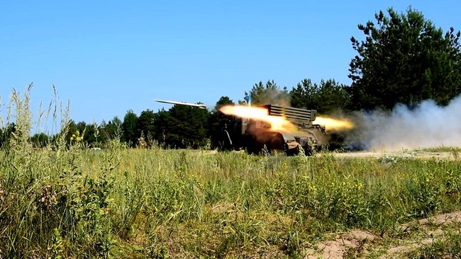 Тактические учения с боевой стрельбой подразделений реактивной артиллерии проходят на Черниговщине 07
