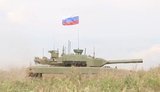 Россияне показали беспилотный танк "Штурм" на базе Т-90, которым почему-то управляют три человека в шлемах. ВИДЕО