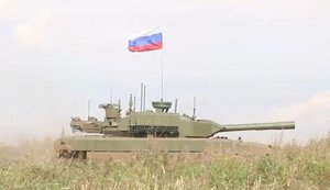 Россияне показали беспилотный танк "Штурм" на базе Т-90, которым почему-то управляют три человека в шлемах. ВИДЕО