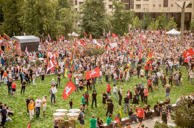 Массовые протесты против обязательной вакцинации прошли в Вильнюсе 11