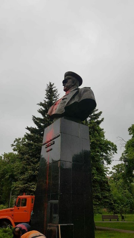 Бюст Жукова на проспекте Григоренко в Харькове краснел два дня подряд 01