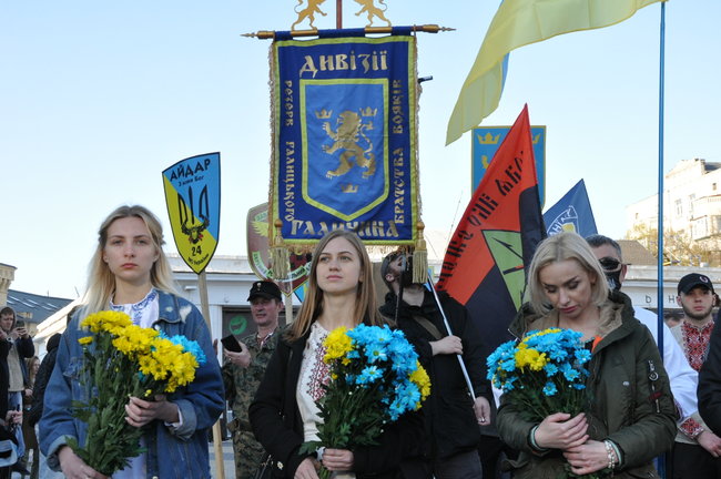 У центрі Києва відбувся марш вишиванок на честь дивізії СС Галичина 14
