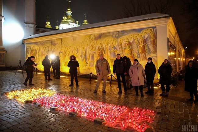 У центрі Києва вшанували память кіборгів, які захищали донецький аеропорт - запалили 244 лампадки 03