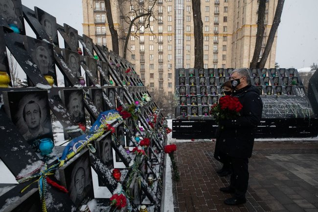 Порошенко ушанував память Героїв Небесної Сотні: До влади прийшов Антимайдан, але ми здатні захистити рух до ЄС і НАТО 02 Порошенко ушанував память Героїв Небесної Сотні: До влади прийшов Антимайдан, але ми здатні захистити рух до ЄС і НАТО 02