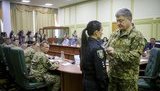 Порошенко нагородив двох львівських поліцейських орденом "За мужність". ФОТО