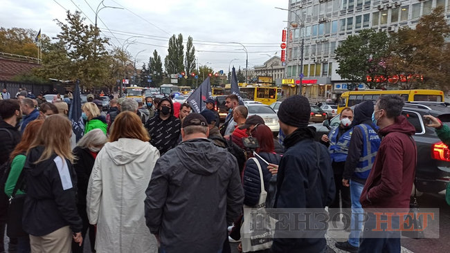 Учасники акції на підтримку Антоненка намагалися перешкодити виїхати машині із заарештованим з подвір’я суду 02 Учасники акції на підтримку Антоненка намагалися перешкодити виїхати машині із заарештованим з подвір’я суду 02