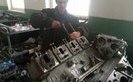 "Ремонт двигуна на заводі коштує від 100 тисяч гривень, у нас – в рази менше". Як у київській військовій частині лагодять мотори для бронетехніки та чому досвідчені фахівці працюють за 3600 гривень на місяць