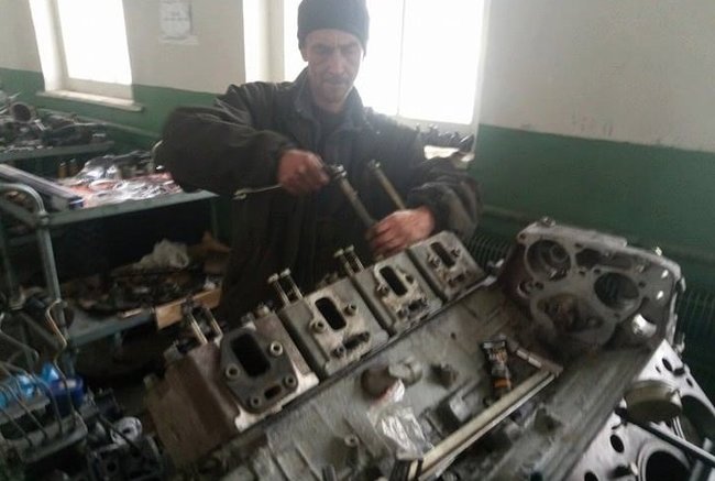 Ремонт двигуна на заводі коштує від 100 тисяч гривень, у нас – в рази менше. Як у київській військовій частині лагодять мотори для бронетехніки та чому досвідчені фахівці працюють за 3600 гривень на місяць 03