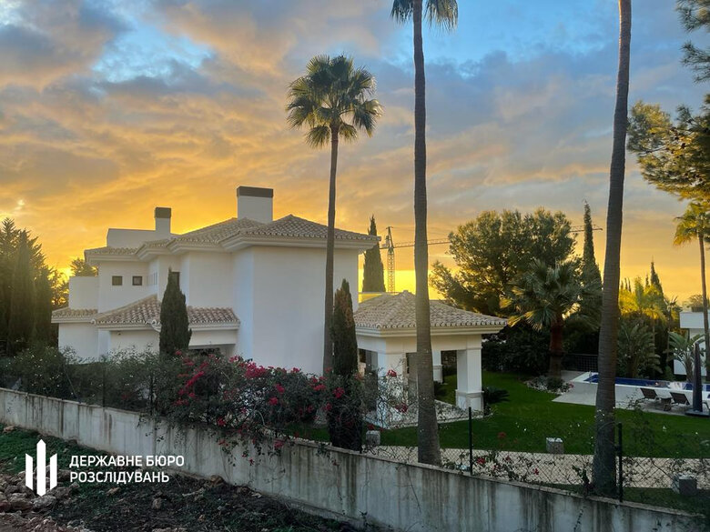 На іспанській віллі ексвійськкома Борисова ДБР провело обшуки. Майно заарештували 06