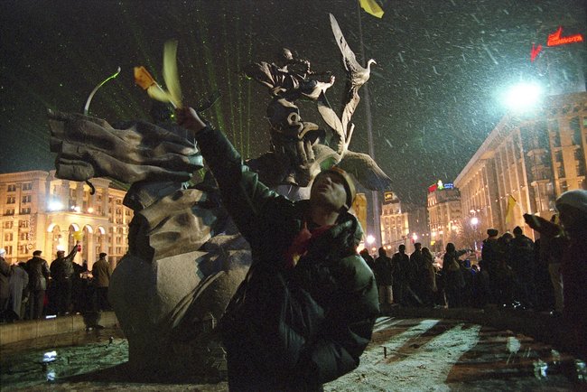Військовий фотограф Анатолій Степанов: Авдіївка. Лежить пенсіонер, мертвий, придавлений плитою. Дядько Коля всю війну пережив, а тут братики постаралися 03
