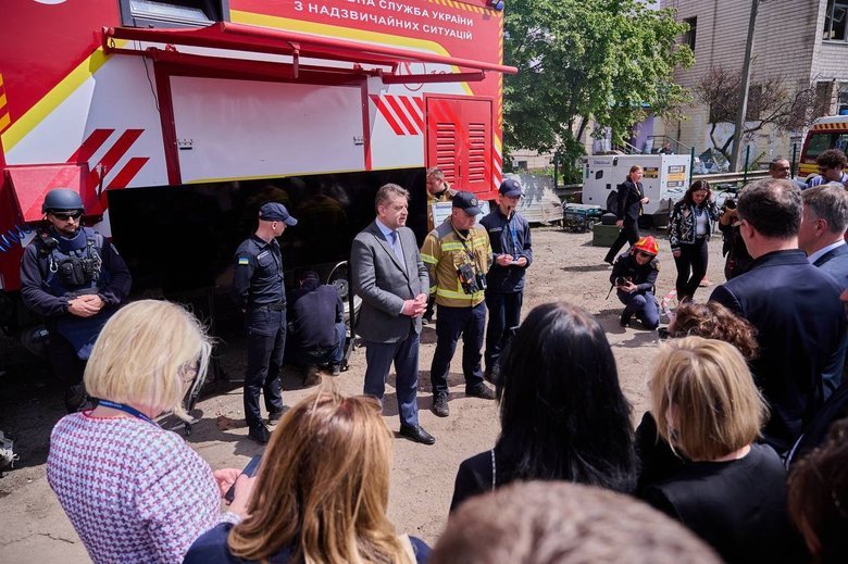 Дипломати відвідали місце удару по будинку в Києві