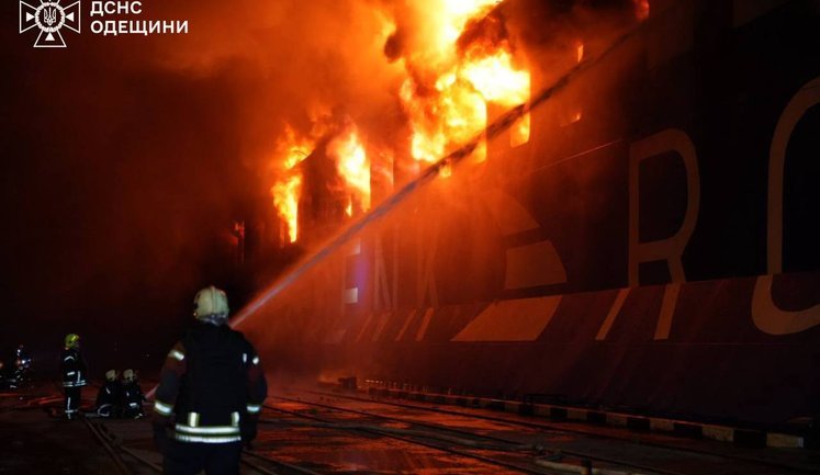 Через російський удар по Одещині пошкоджене цивільне судно в порту Чорноморськ, - Зеленський. ВІДЕО+ФОТОрепортаж