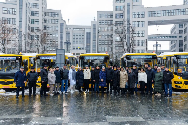 Закупленные Данией 34 школьных автобуса прибыли в Украину 01