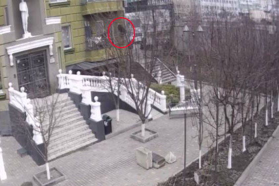 Хабарник в Одесі вистрибнув з вікна, тікаючи від силовиків 01 Хабарник в Одесі вистрибнув з вікна, тікаючи від силовиків 01