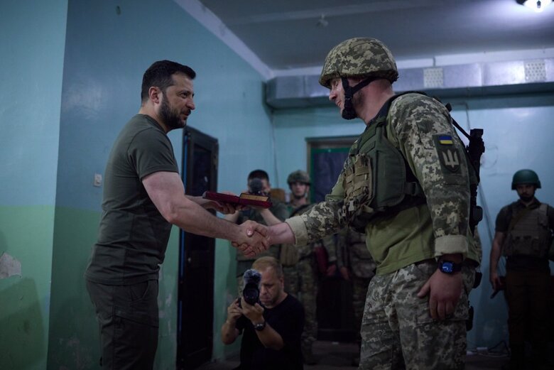 Зеленський на Донеччині нагородив військових, які відзначились на Бахмутському напрямку 07