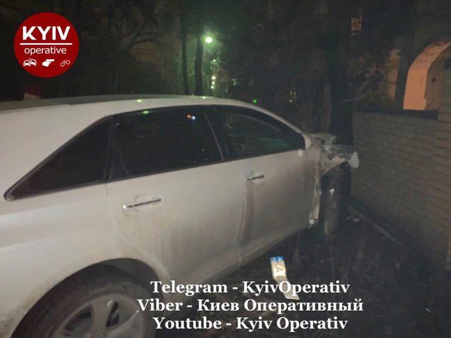 Пьяный следователь на Тойоте протаранил в Киеве припаркованный Мерседес и забор частного дома 04