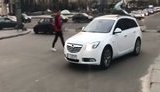 Водители в Киеве ездят и паркуются на пешеходной аллее Героев Небесной Сотни, - Маси Найем. ВИДЕО+ФОТО