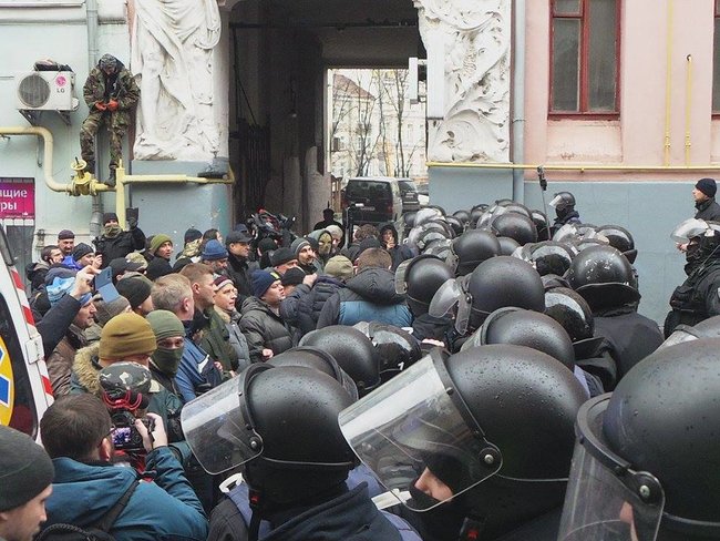 Прихильники Саакашвілі намагаються прорвати кордон поліції 08