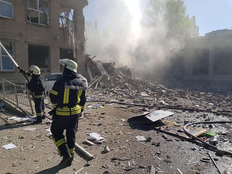 Russian troops launched missile strike on Kostiantynivka in Donetsk region, fire broke out on territory of lyceum, two people were killed and 9 were injured 03