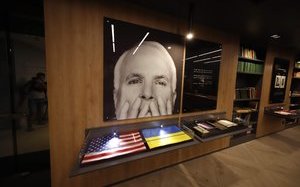 Бібліотеку української діаспори ім. Маккейна відкрили в Дніпрі. ФОТОрепортаж