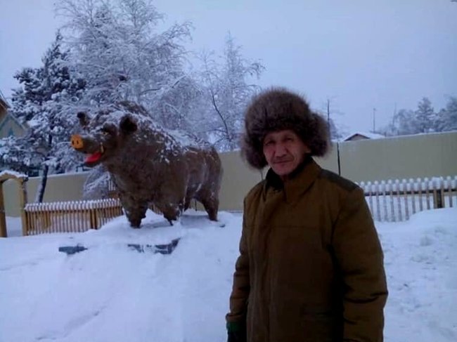 Мешканець Якутії виліпив із лайна гігантську новорічну скульптуру 01