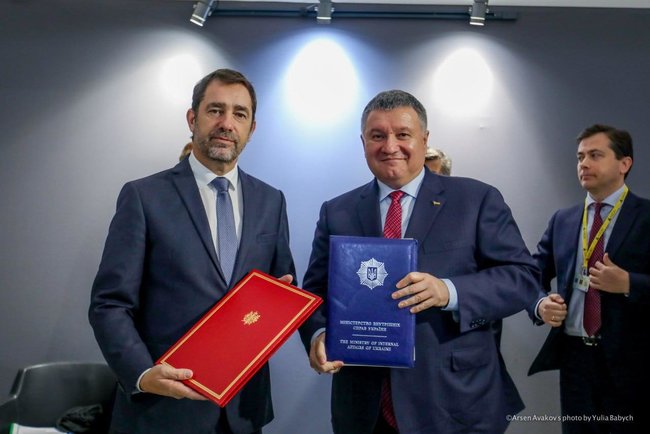 Ukraine, France sign agreement on production of 20 patrol ships 03
