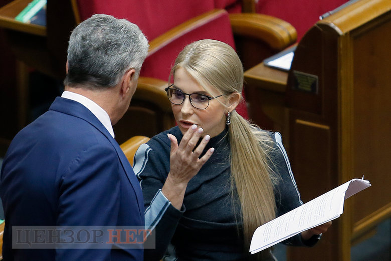 Блокирование трибуны, звонок Стефанчуку, Порошенко и Вирастюк, счастливый Тищенко и потрясенный Арахамия, - работа Рады 23 сентября 23