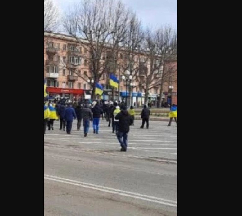 Незважаючи на переслідування активістів, у Херсоні продовжуються акції проти російських окупантів 02