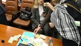 "Нищим надо помогать": активисты в Запорожье забросали гривнями депутата от Оппоблока, которая получила матпомощь как малоимущая. ФОТО+ВИДЕО