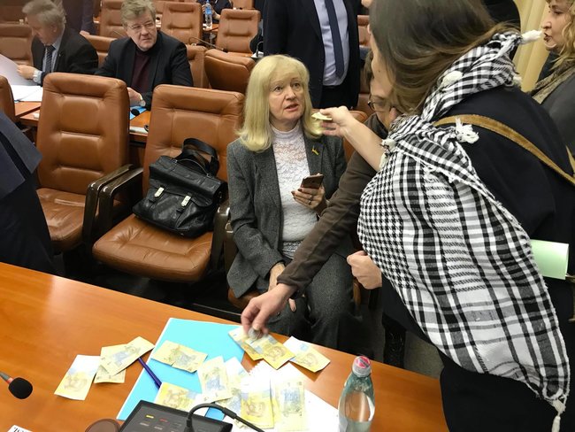 Нужденним треба допомагати: активісти в Запоріжжі закидали гривнями депутата від Опоблоку, яка отримала матдопомогу як малозабезпечена 02
