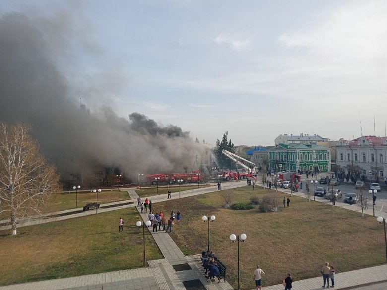 Поблизу російської Тюмені горить великий ТЦ 01