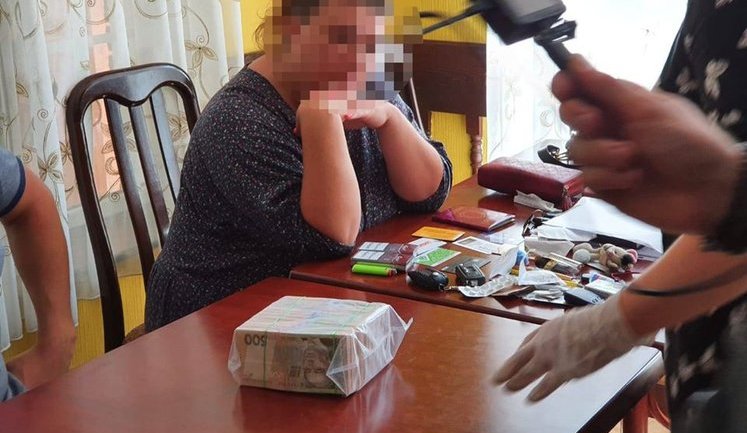 Женщина вымогала 4 млн грн за влияние на чиновников АМКУ: ее задержали при получении части суммы. ФОТО