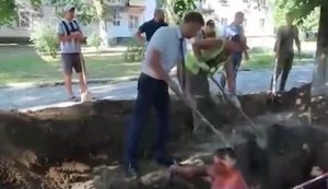 Российские коммунисты, заподозрив группу археологов в попытке установить "вышку 5G", едва не засыпали их землей на месте раскопок. ВИДЕО
