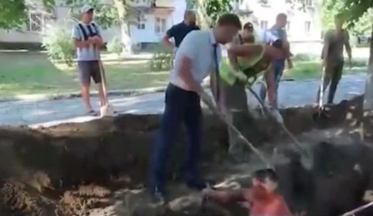 Российские коммунисты, заподозрив группу археологов в попытке установить "вышку 5G", едва не засыпали их землей на месте раскопок. ВИДЕО