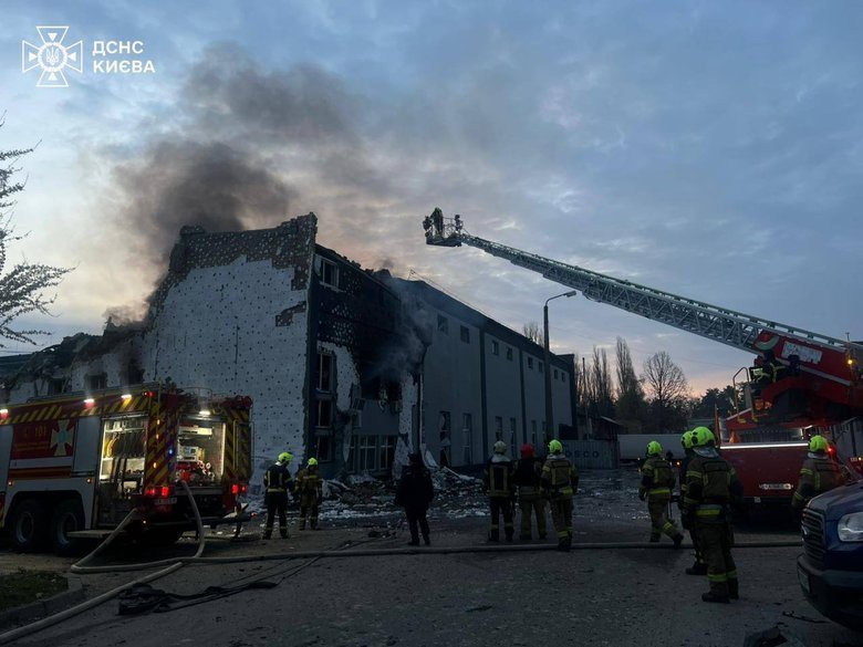 Ракетна атака спричинила пожежі та руйнування у кількох районах Києва