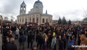 Hundreds of people came to UOC-MP church in Khmelnytskyi, where a soldier was beaten. PHOTOS