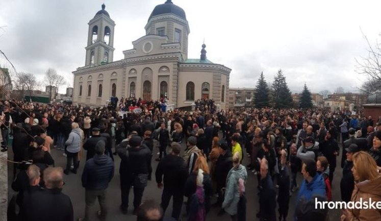 Hundreds of people came to UOC-MP church in Khmelnytskyi, where a soldier was beaten. PHOTOS